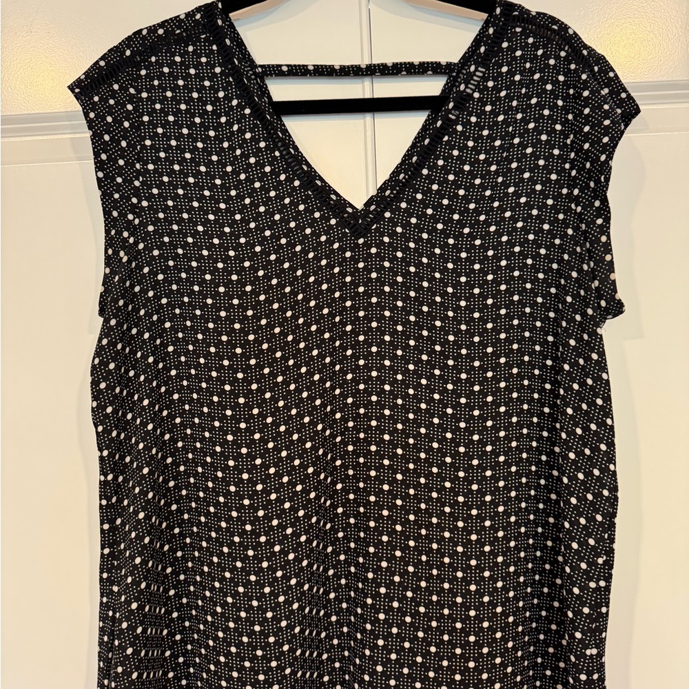 DR2 Black and White Sleeveless Blouse